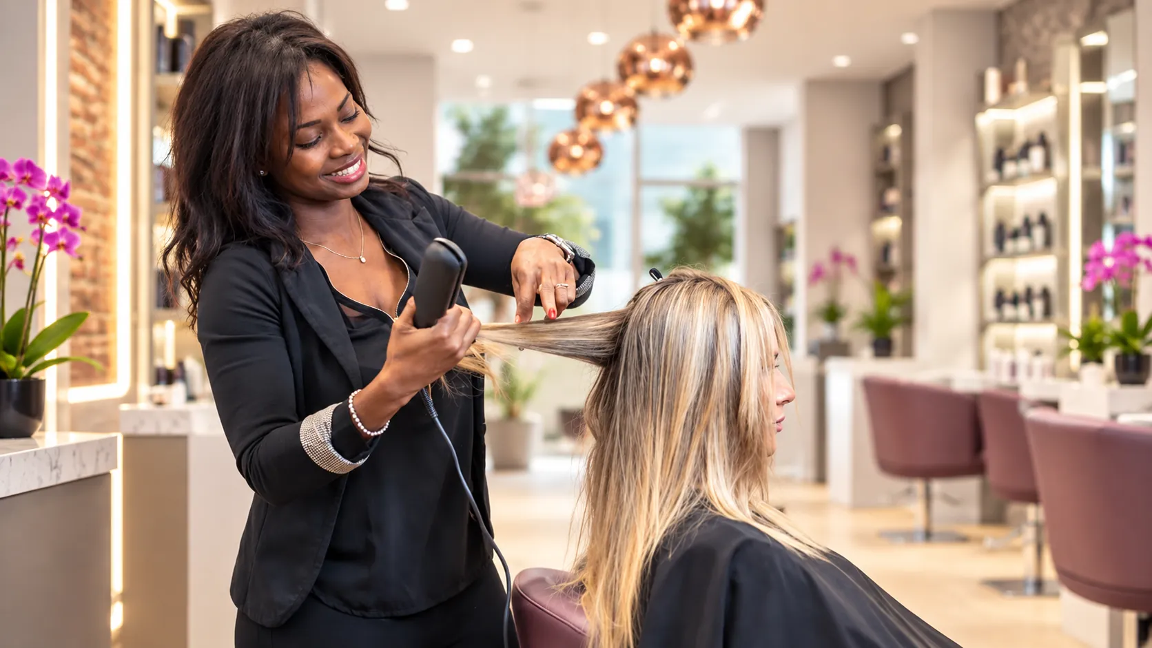 Parrucchiera al lavoro nel salone Adeline Coiffeur a Roma Balduina