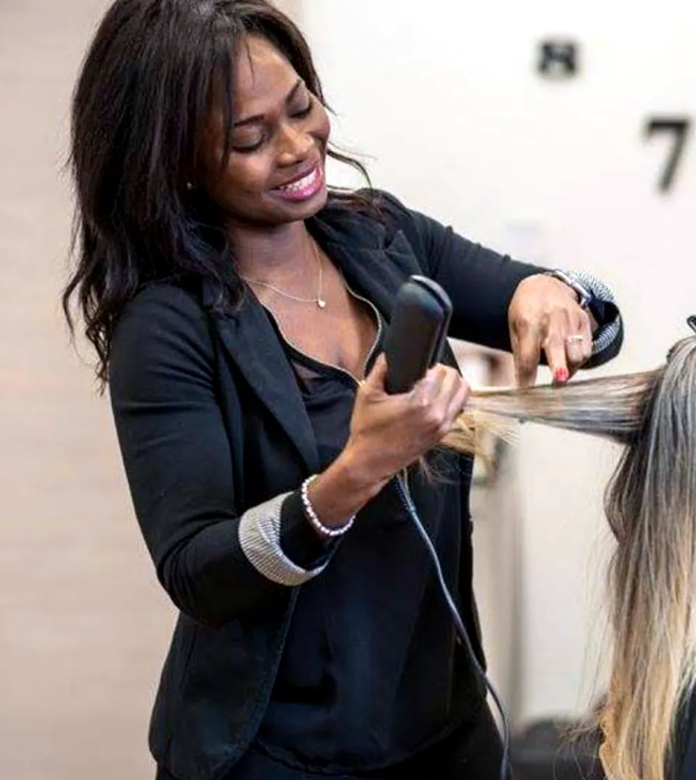Adeline, titolare del salone Adeline Coiffeur a Roma Balduina, al lavoro